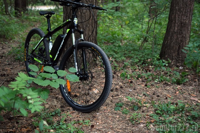 Велосипед Twitter VS7.0-EM в лесу